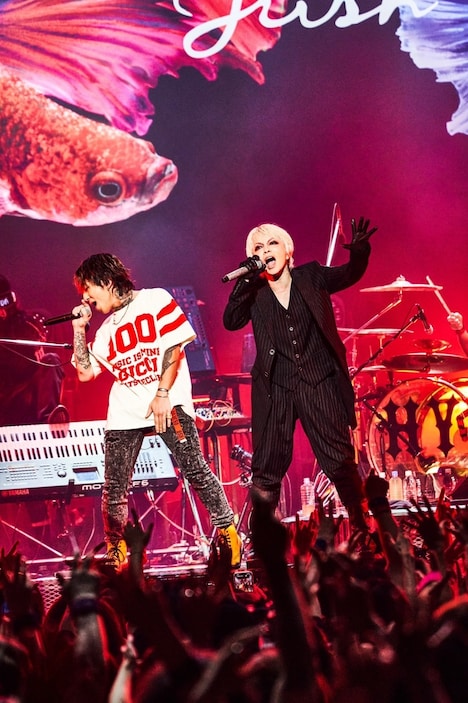 「GLAMOROUS SKY」を歌うASHとHYDE。（撮影：堅田ひとみ）