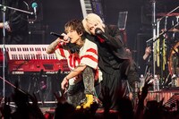 「GLAMOROUS SKY」を歌うASHとHYDE。（撮影：堅田ひとみ）