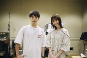左から高橋優、佐々木希。