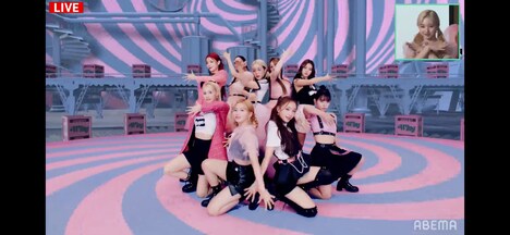 先行公開された「Wing Wing」のパフォーマンスビデオより。