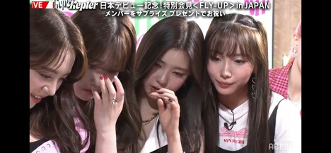 サプライズの数々に目頭を熱くさせるメンバーたち。 (c) AbemaTV, Inc.