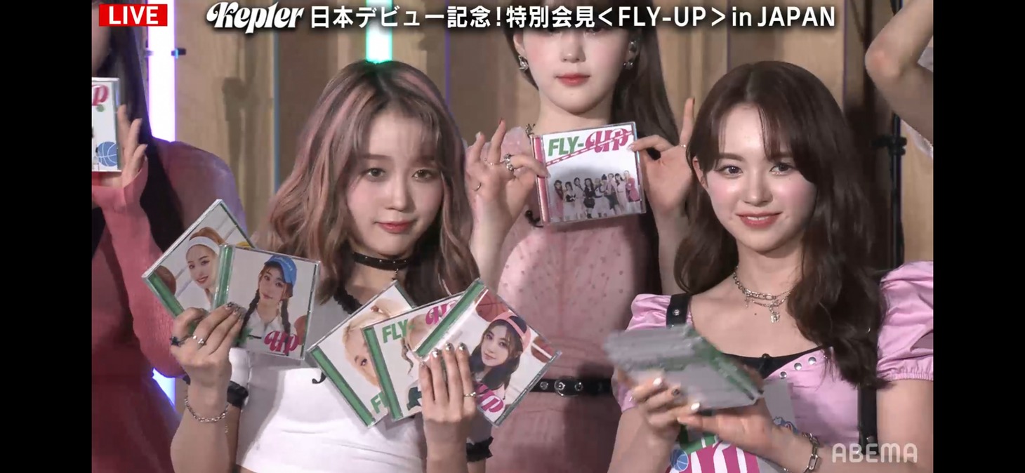 デビューシングルをアピールするメンバーたち。 (c) AbemaTV, Inc.