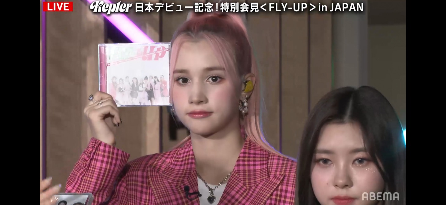 デビューシングルをアピールするヒュニンバヒエ。 (c) AbemaTV, Inc.