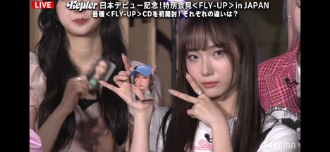 フォトカードのポーズを真似するヨンウン。 (c) AbemaTV, Inc.