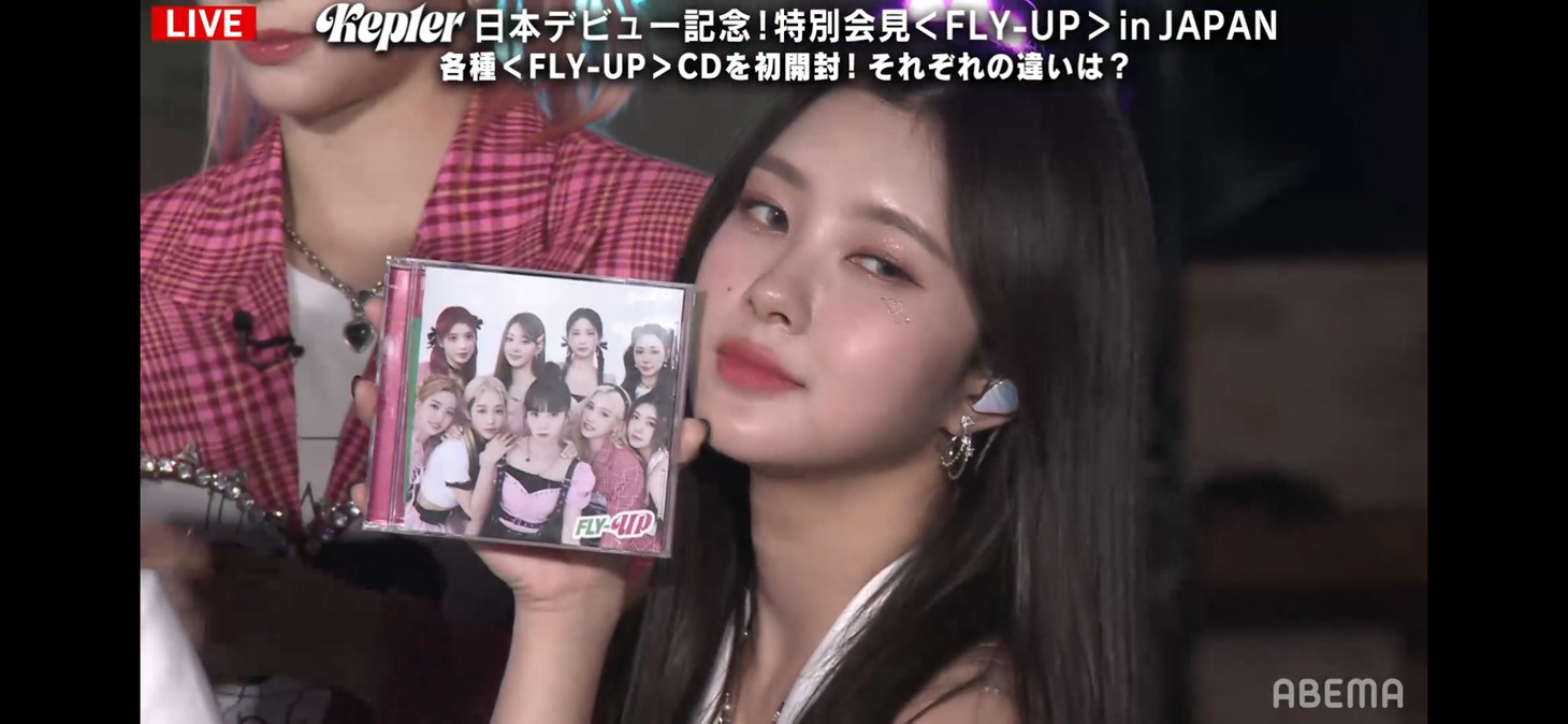 ジャケット写真での自身の表情を再現するダヨン。 (c) AbemaTV, Inc.