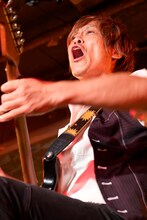 上原子友康（G / 怒髪天）（撮影：緒車寿一）