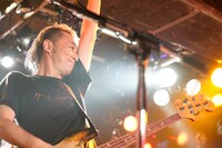 清水泰次（B / 怒髪天）（撮影：緒車寿一）