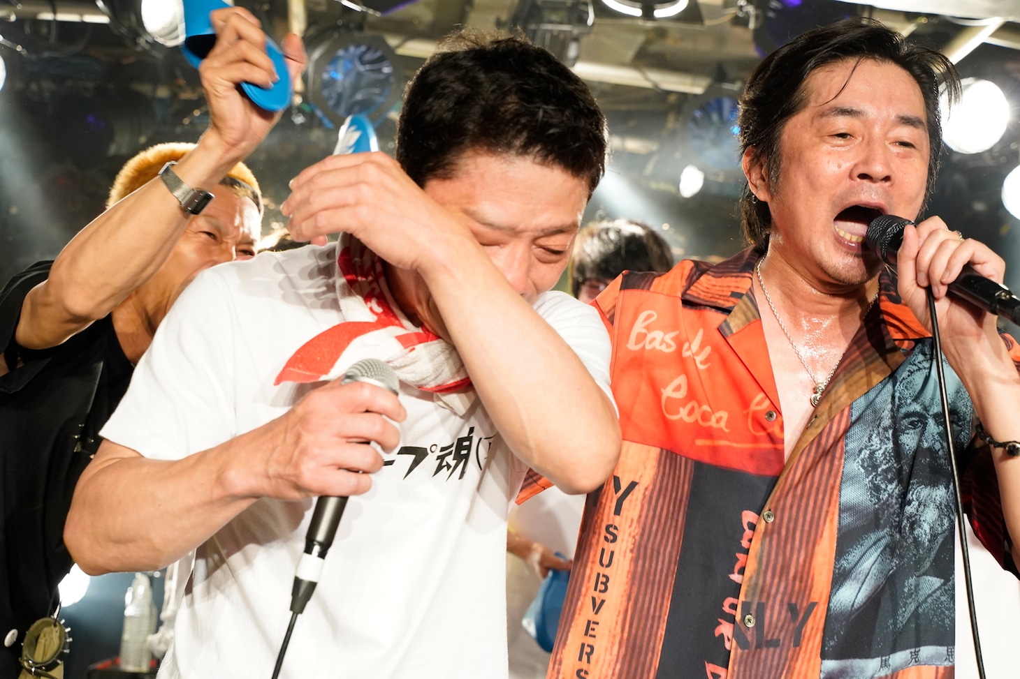 号泣する石鹸（Dr / グループ魂）と横で熱唱する増子直純（Vo / 怒髪天）。（撮影：緒車寿一）