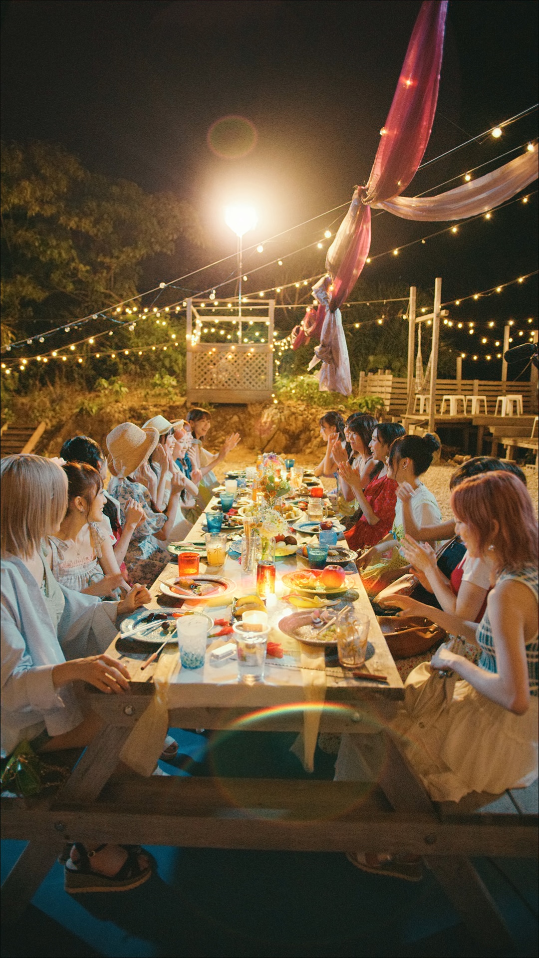 AKB48「久しぶりのリップグロス」ミュージックビデオより。 (c)AKB48/キングレコード