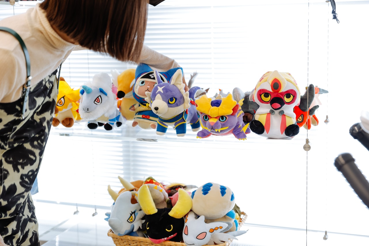 ぬいぐるみを1つひとつチェックするのっちさん。