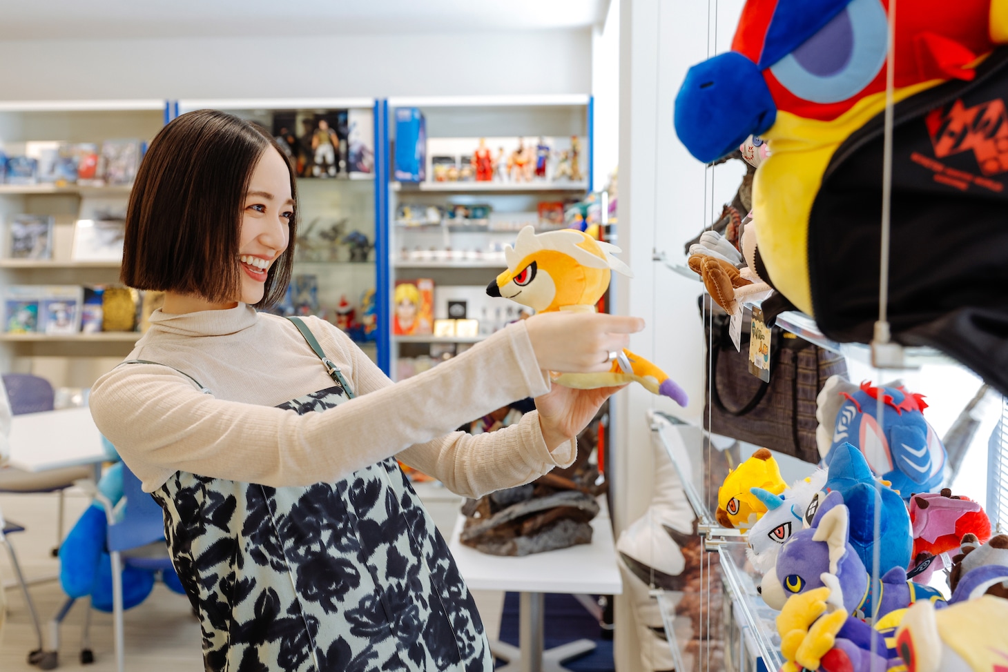 オサイズチのぬいぐるみを気に入った様子ののっちさん。