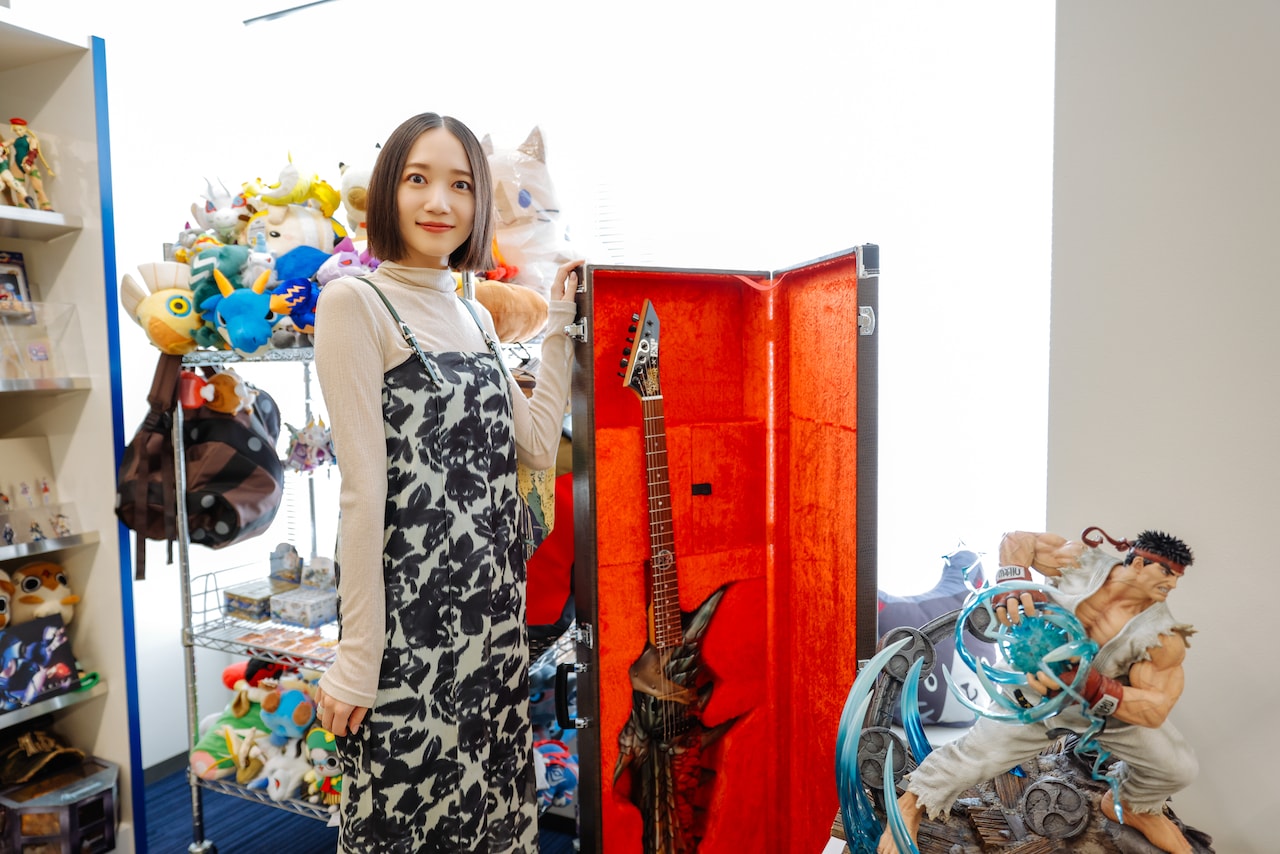 「炎剣リオレウスギター」と並んでポーズ。