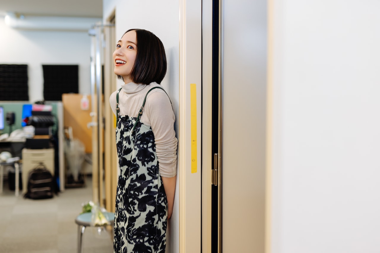 ミックスルームの前にやってきたのっちさん。