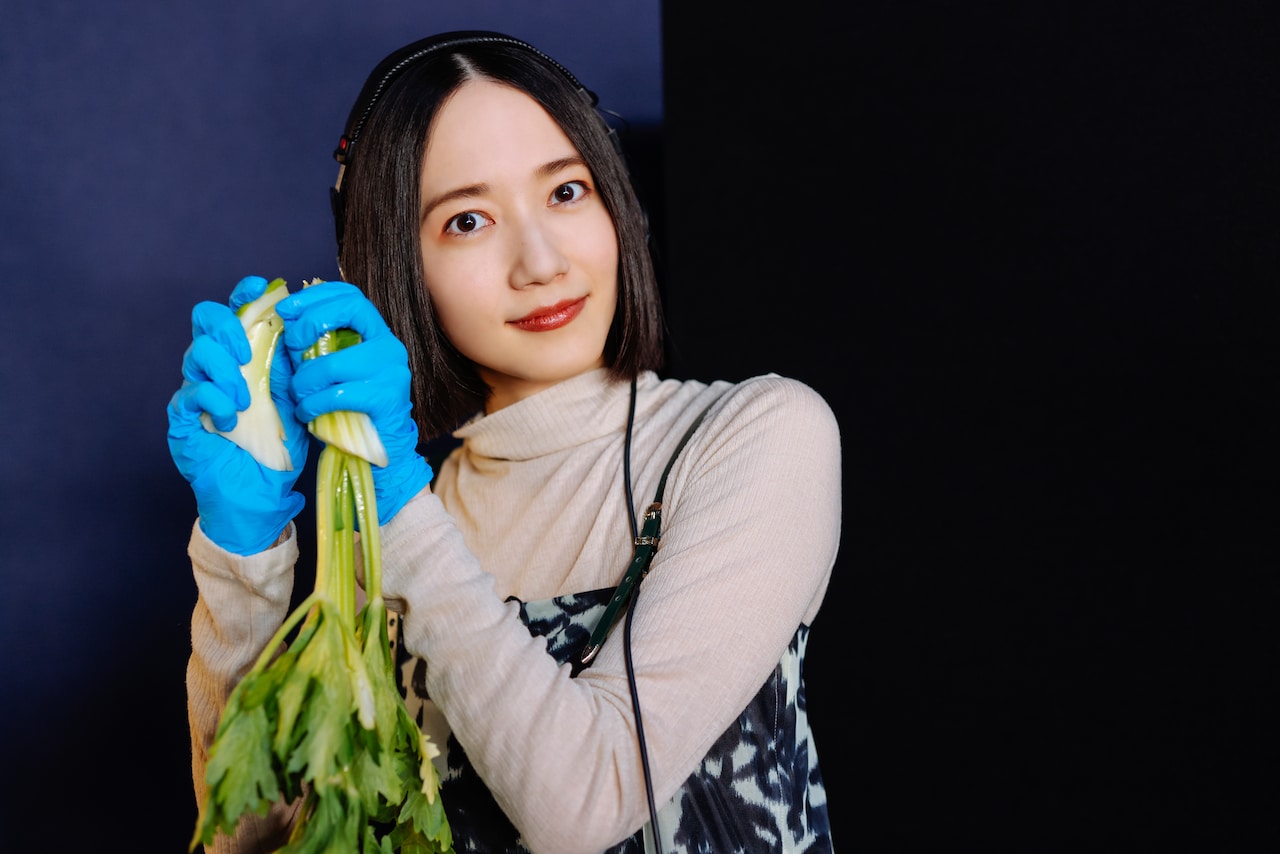 折れたセロリを持って決め顔。