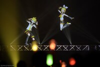 左から鏡音レン、鏡音リン。
