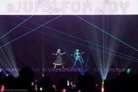 左から巡音ルカ、初音ミク。