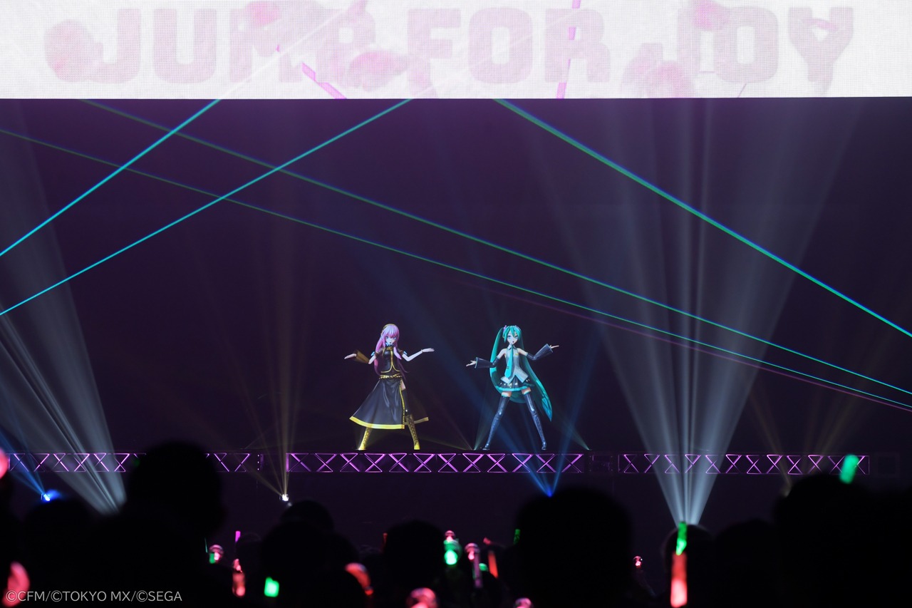 左から巡音ルカ、初音ミク。