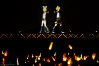 左から鏡音リン、鏡音レン。