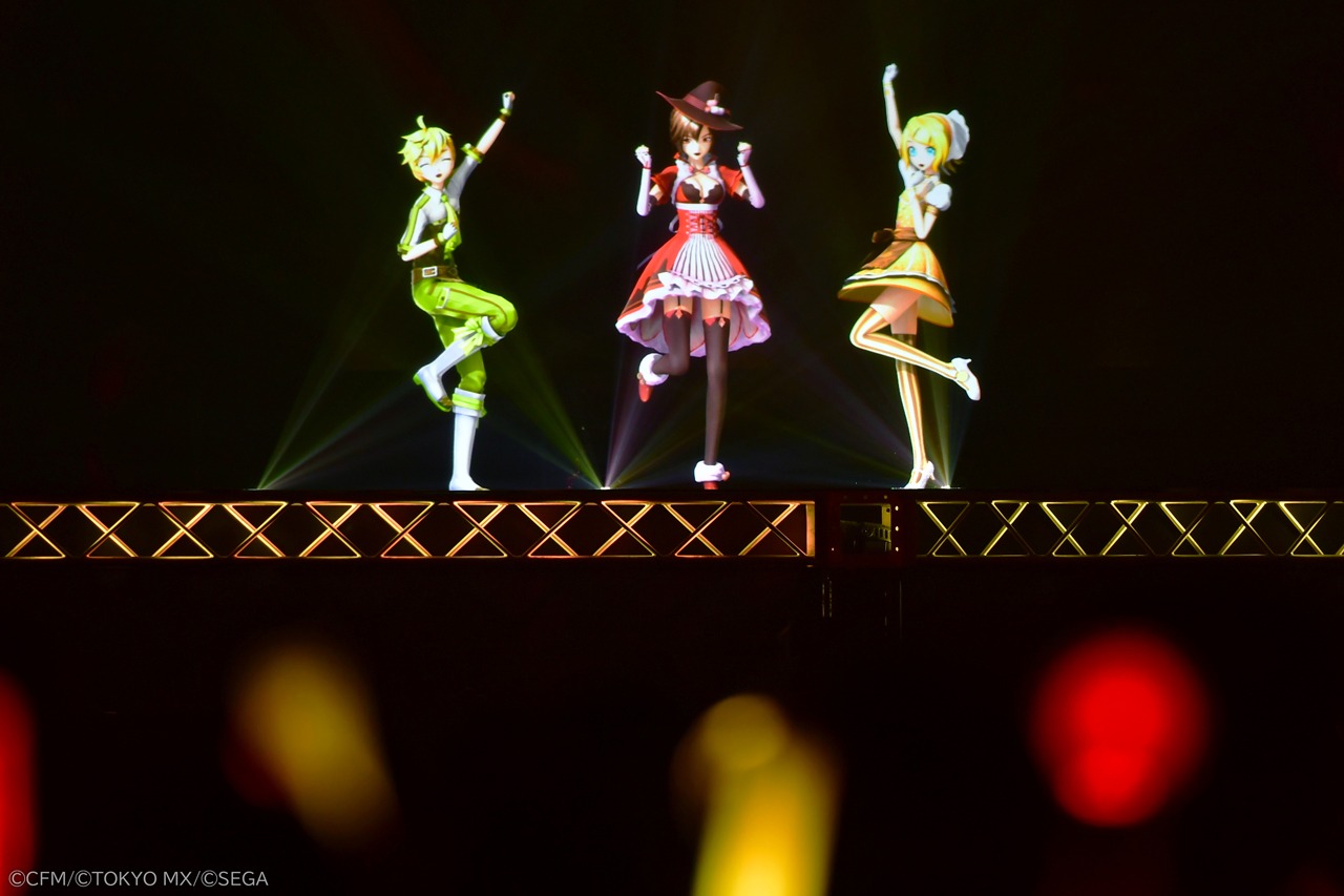 左から鏡音レン、MEIKO、鏡音リン。