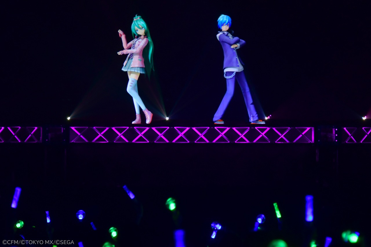 左から初音ミク、KAITO。