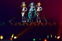 左から鏡音リン、初音ミク、鏡音レン。
