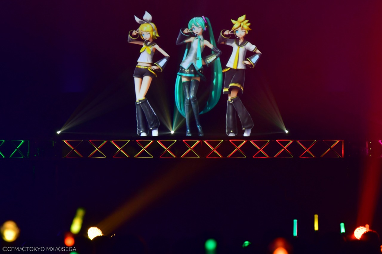 左から鏡音リン、初音ミク、鏡音レン。
