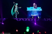 左から初音ミク、巡音ルカ。