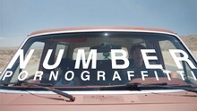 ポルノグラフィティ「ナンバー」ミュージックビデオより。