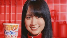 「カップスター」新CM「ニュニュダンス」編より賀喜遥香。(c)乃木坂46LLC