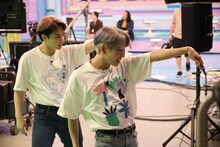 XG「MASCARA」の練習をする鶴房汐恩と川尻蓮。 (c)フジテレビ