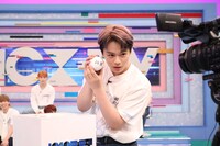 「川尻」と書かれたボールをカメラに見せつける鶴房汐恩。 (c)フジテレビ