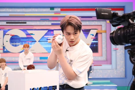 「川尻」と書かれたボールをカメラに見せつける鶴房汐恩。 (c)フジテレビ