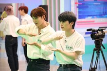 XG「MASCARA」の練習をする與那城奨と木全翔也。 (c)フジテレビ