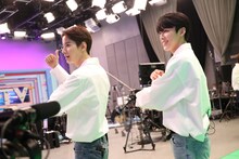 和やかに練習をする佐藤景瑚と河野純喜。 (c)フジテレビ