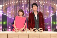 人気画像8位は「福山雅治＆柴咲コウ『SONGS』初登場、大泉洋と『YOH+』結成？暮らしや平和への思いも語る」より、柴咲コウと福山雅治。（写真提供：NHK）