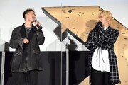 カフェへ行った際のエピソードを話す三山凌輝と中本悠太。