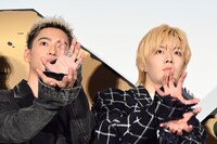 “かめはめ波”ポーズをする三山凌輝、中本悠太・