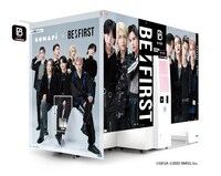 「BE:FIRST」バージョンの外装デザインが施されたプリクラ機。