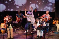 「エレェ醸すサクラジャ」よりはっこうマルシェバンドのライブの様子。