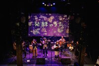 「エレェ醸すサクラジャ」よりはっこうマルシェバンドのライブの様子。