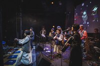 「エレェ醸すサクラジャ」よりはっこうマルシェバンドのライブの様子。