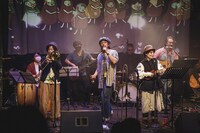 「エレェ醸すサクラジャ」よりはっこうマルシェバンドのライブの様子。