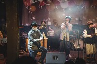 「エレェ醸すサクラジャ」よりはっこうマルシェバンドのライブの様子。