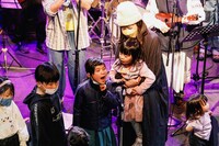 「エレェ醸すサクラジャ」よりはっこうマルシェバンドのライブの様子。