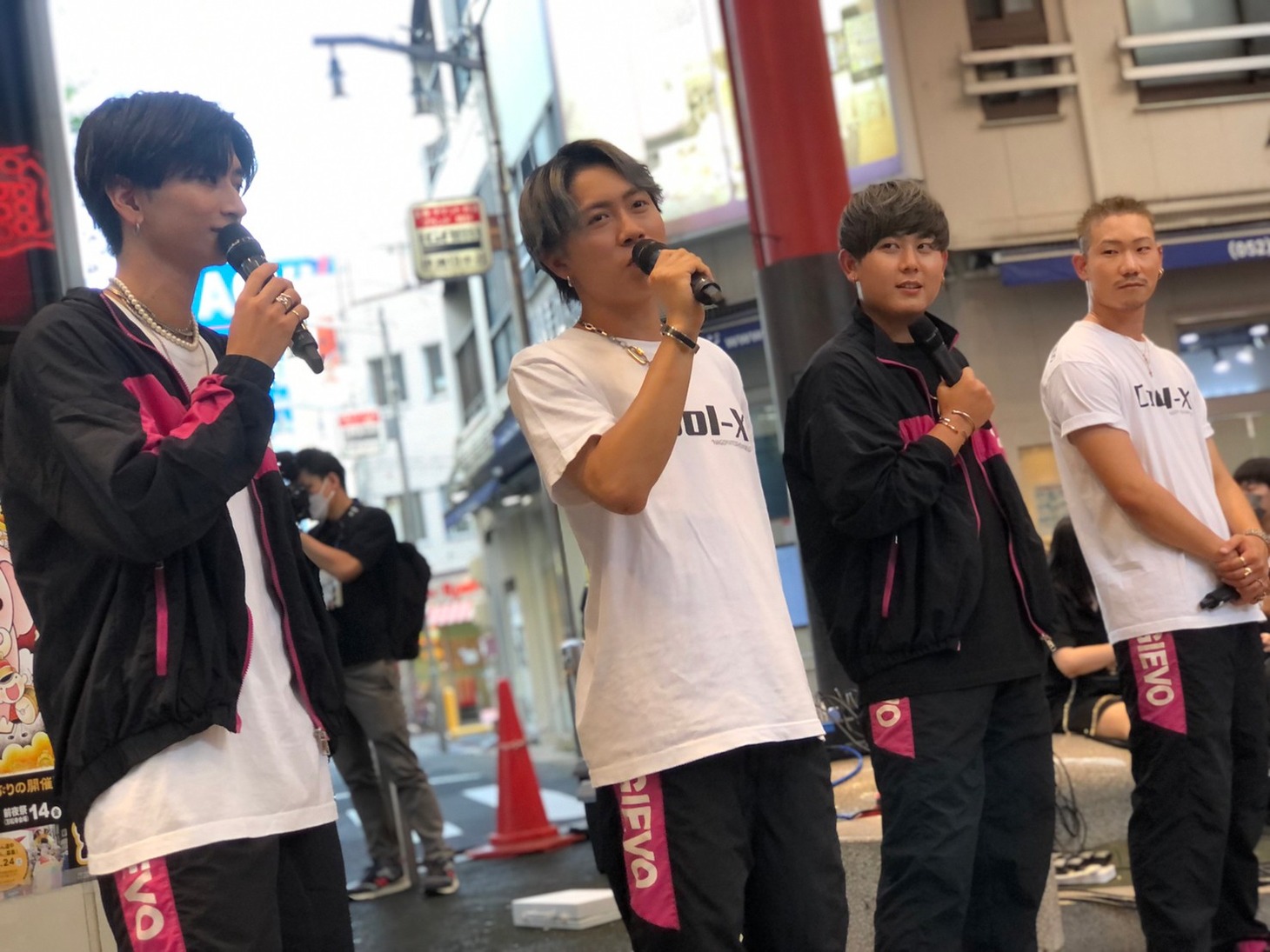 Cool-Xのライブの様子。