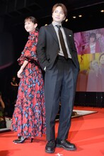 ランウェイでポーズを決める前田敦子、菊池風磨（Sexy Zone）。