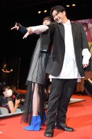 ランウェイでポーズを決める趣里、千葉雄大。