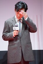 汗を拭くオカモトレイジ（OKAMOTO'S）。