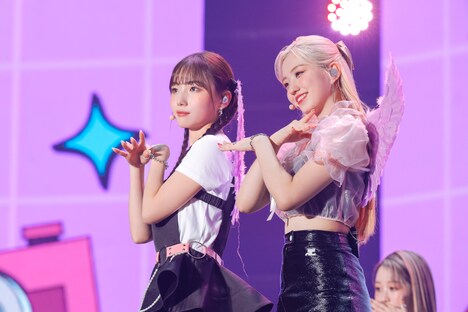 「Wing Wing チャレンジ」でゲットした羽根を装着したヨンウン、イェソ。（撮影：上山陽介 / 木村泰之）