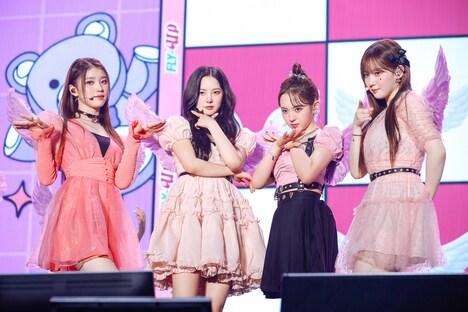 「Wing Wing チャレンジ」でゲットした羽根を装着したシャオティン、ユジン、マシロ、チェヒョン。（撮影：上山陽介 / 木村泰之）